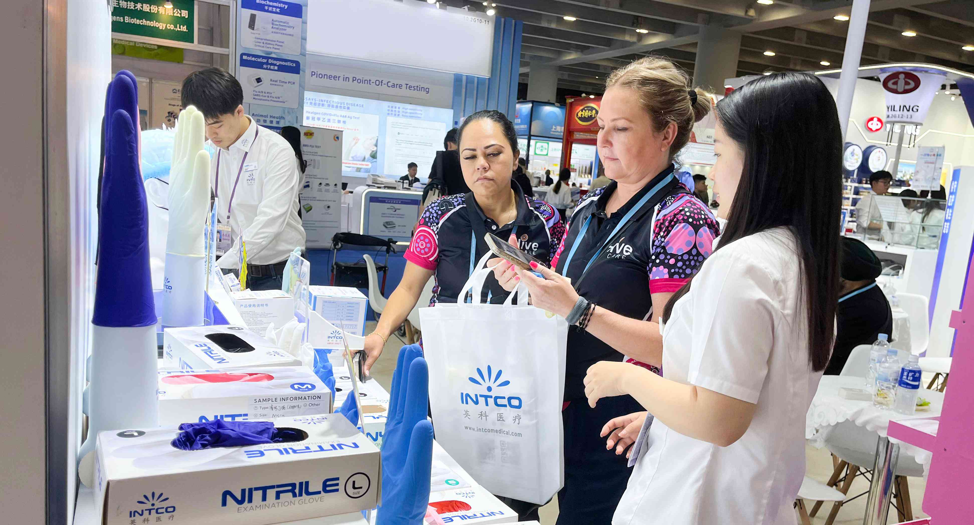 壹定发医疗集中展示了一次性手套、轮椅、冷热敷、卫生棉条等明星产品